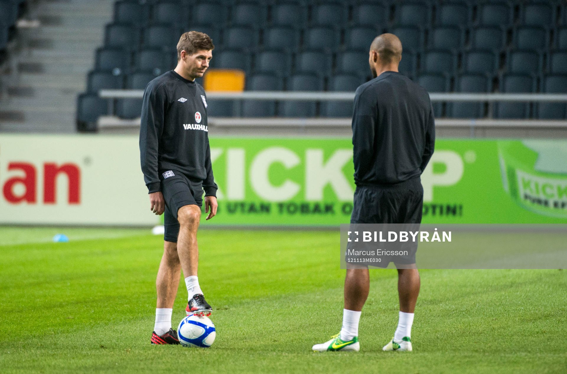 England tränar på Friends Arena. Steven Gerrard