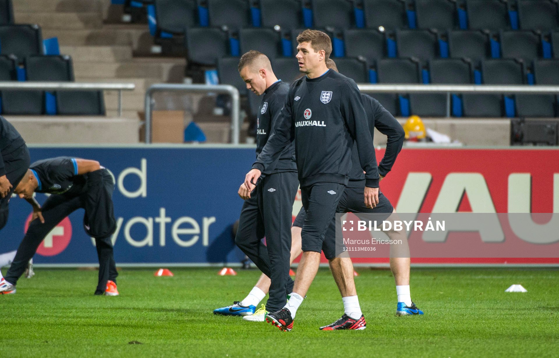 England tränar på Friends Arena. Steven Gerrard