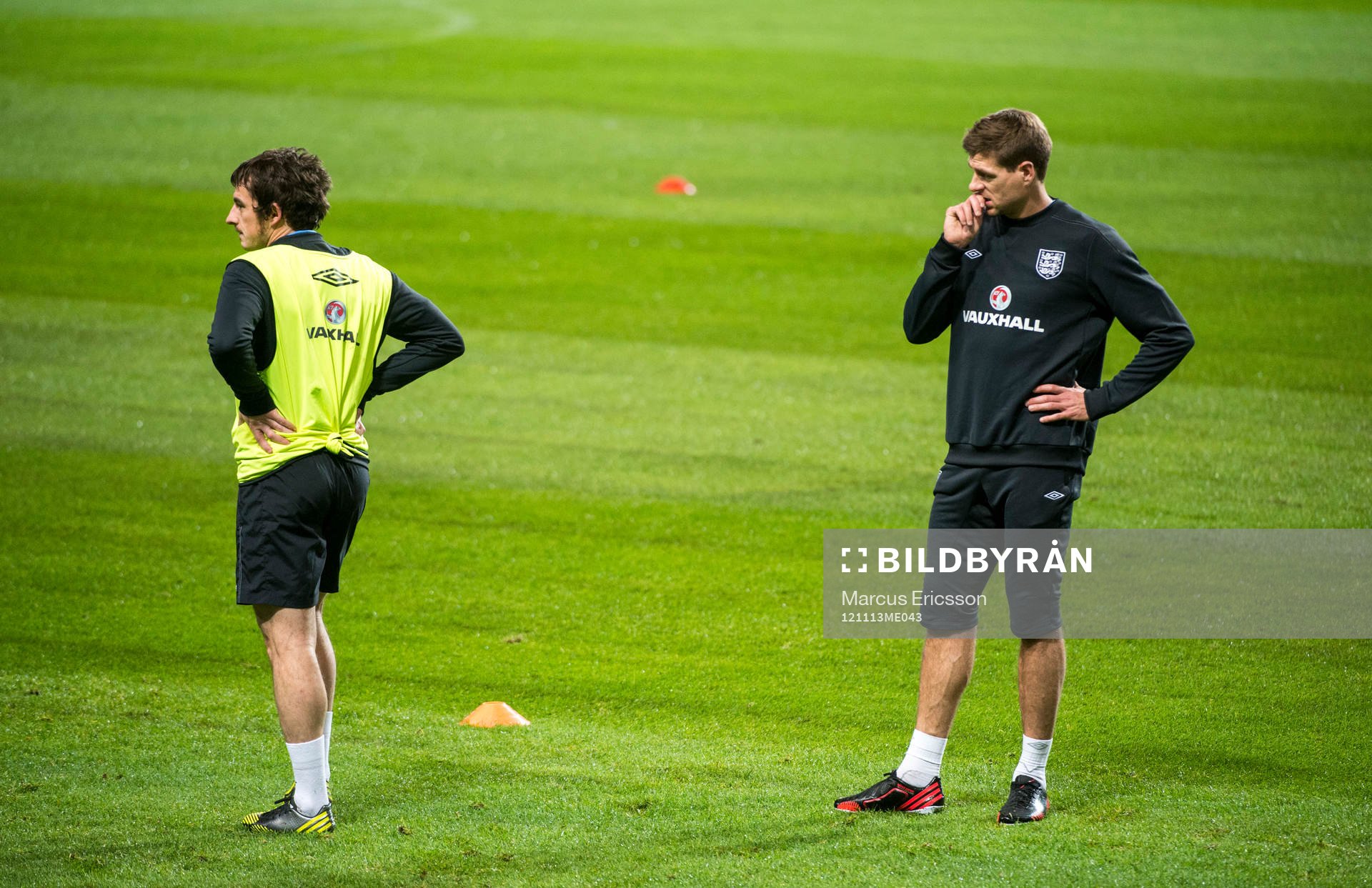 England tränar på Friends Arena. Leighton Baines och