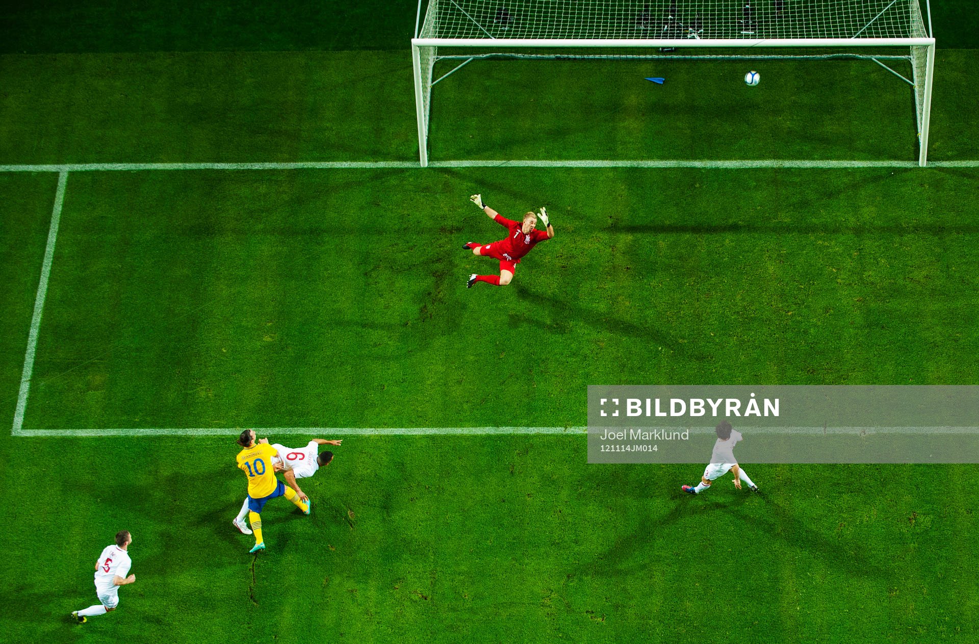 Zlatan Ibrahimovic, Sverige, skjuter in 1-0 bakom Joe Hart,