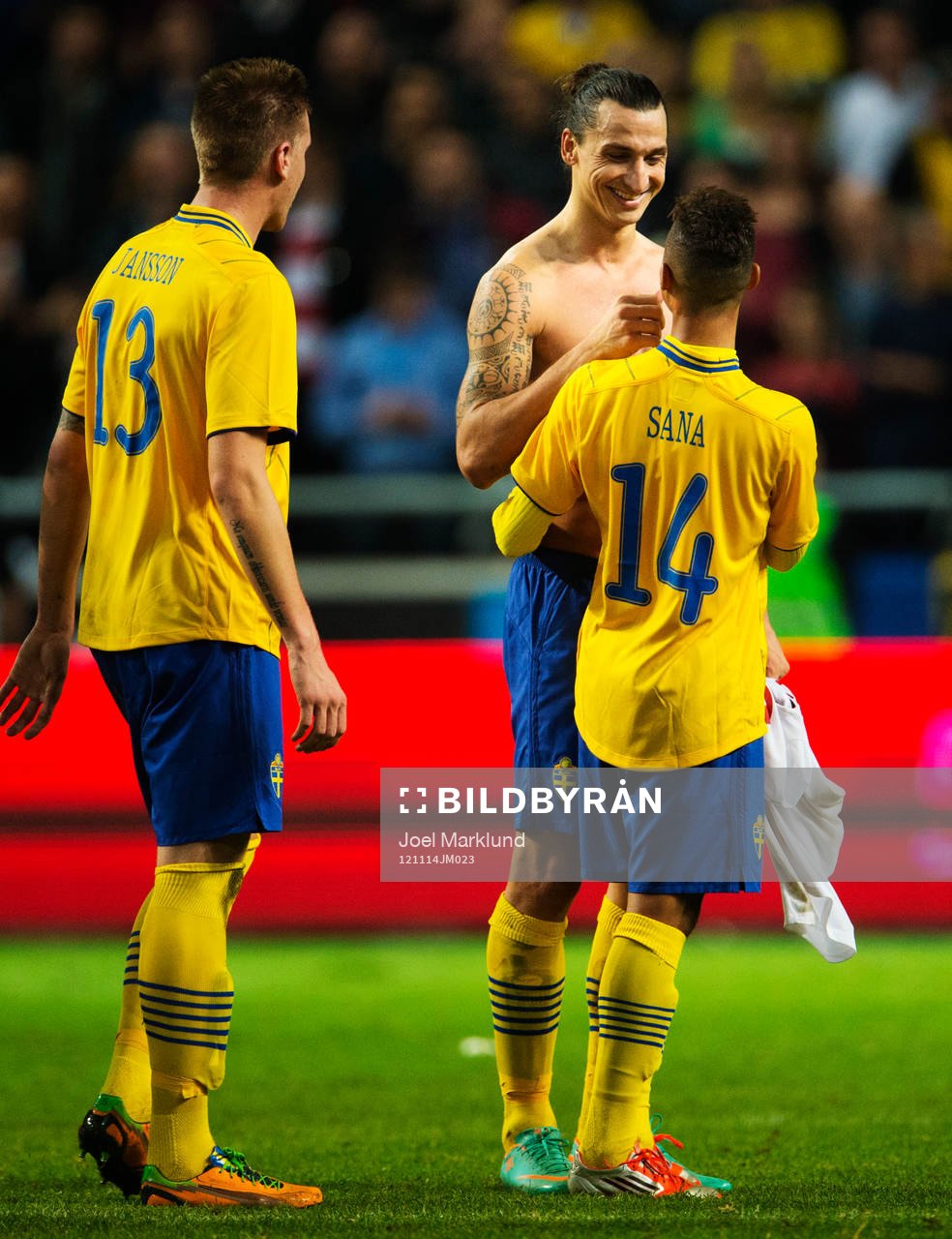 Zlatan Ibrahimovic nyper Tobias Sana, Sverige, på kinden
