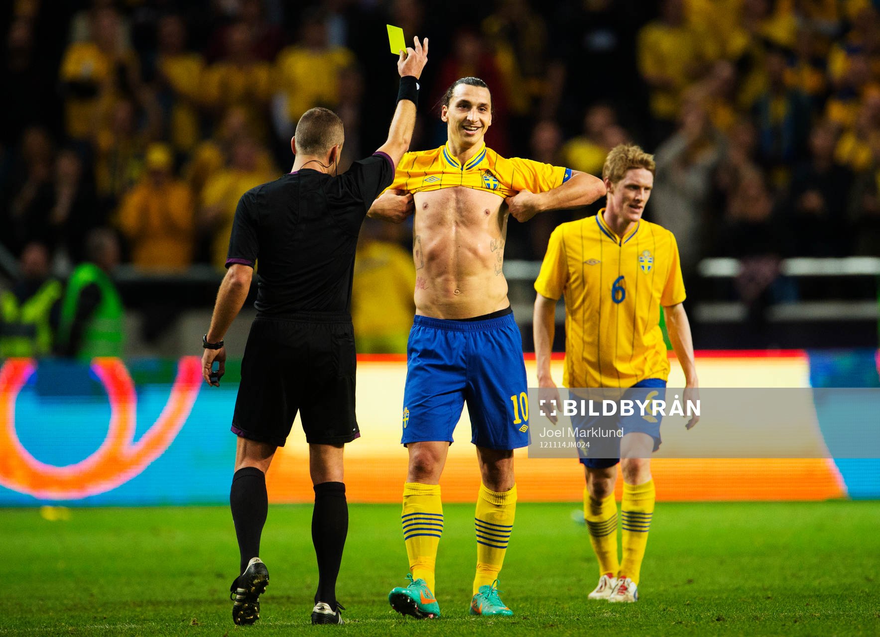 Zlatan Ibrahimovic, Sverige, får gult kort av Svein Oddvar