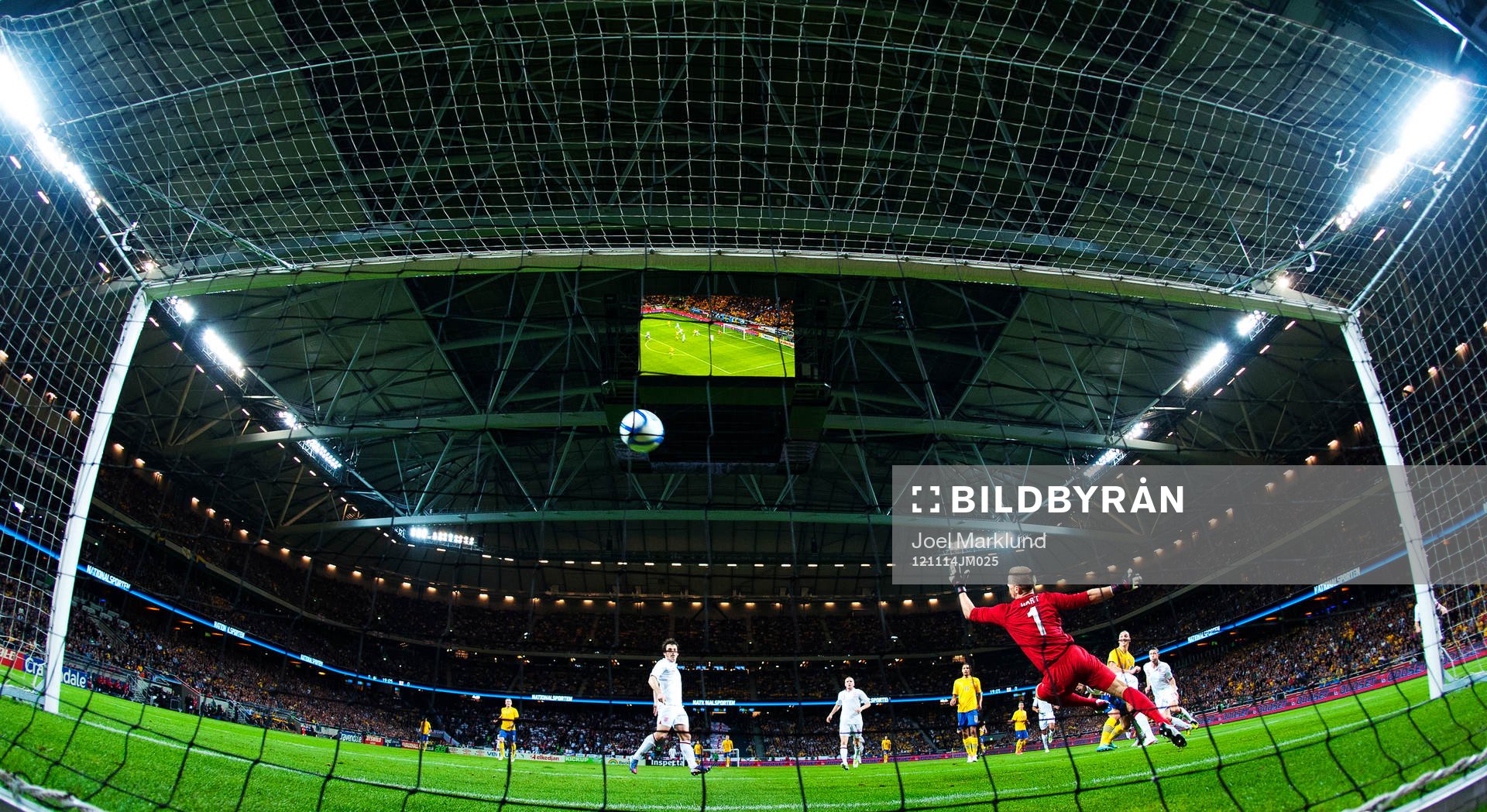 Zlatan Ibrahimovic, Sverige, skjuter in 1-0 bakom Joe Hart,
