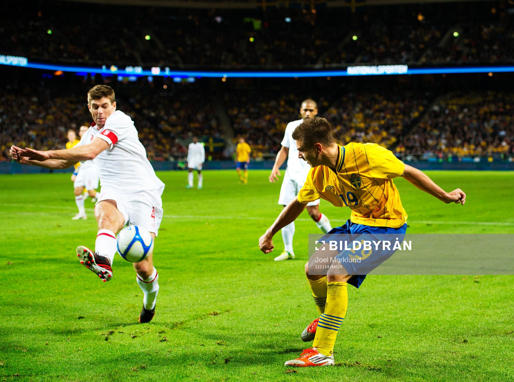Steven Gerrard, England, täcker ett inlägg från