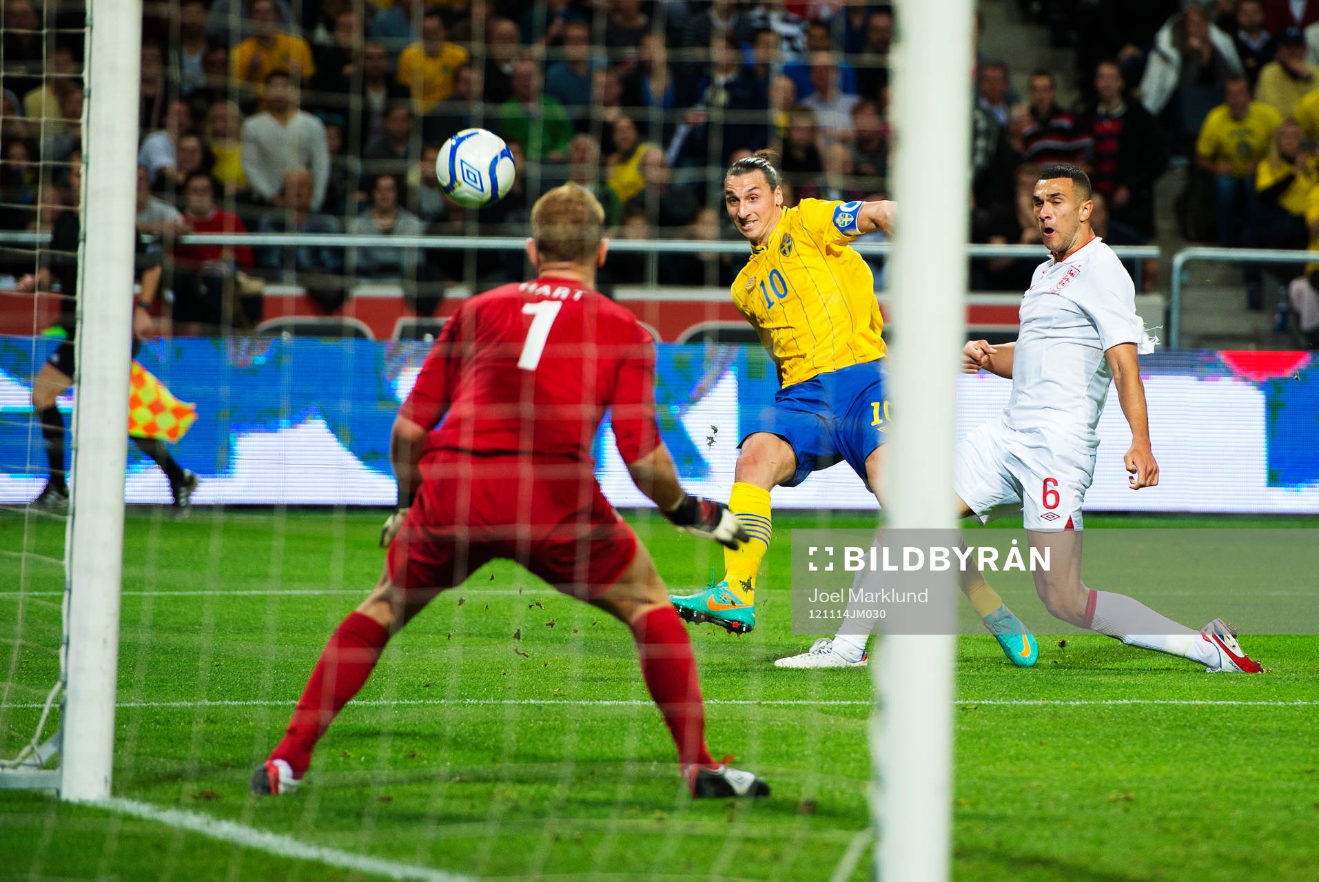 Zlatan Ibrahimovic, Sverige, skjuter