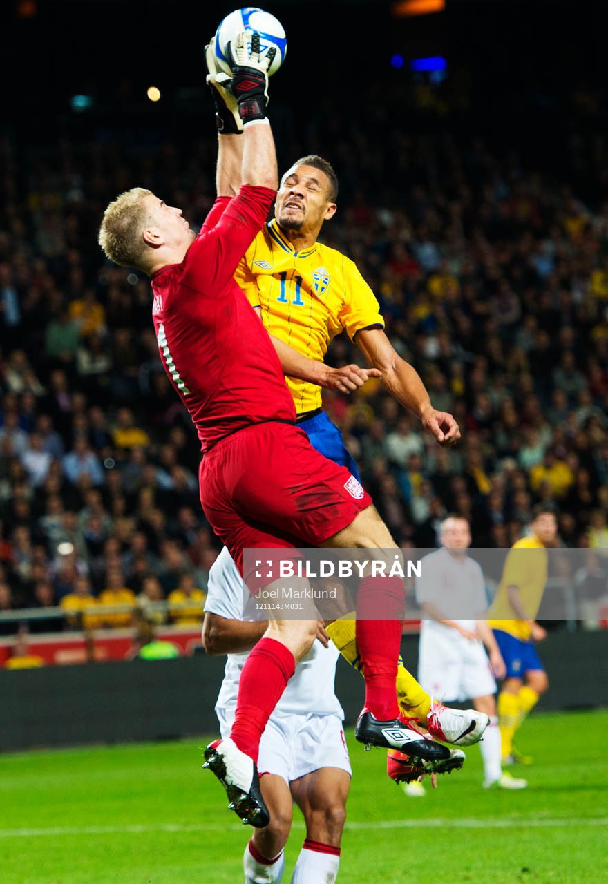 Joe Hart, målvakt, England, tar ner bollen framför