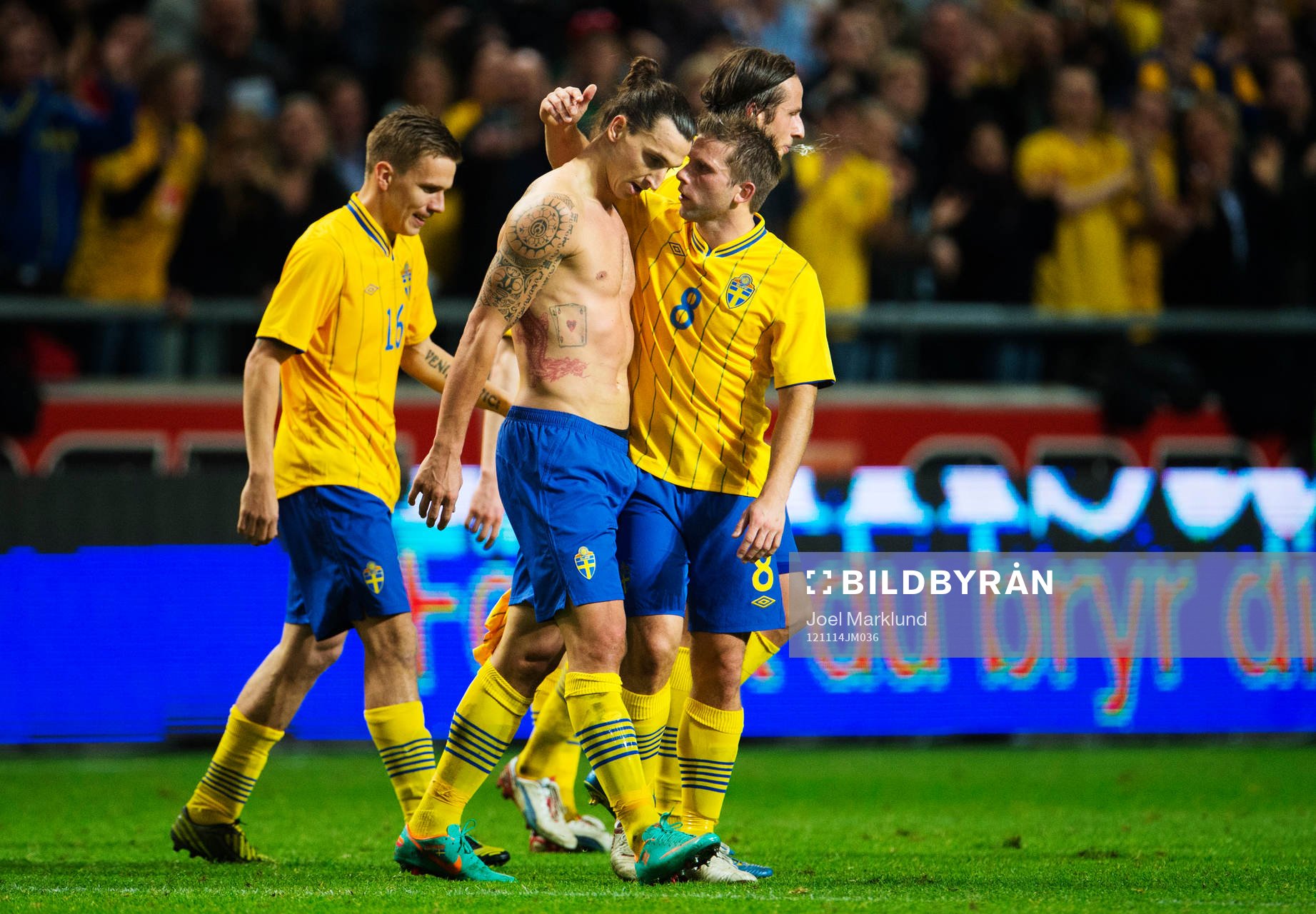 Zlatan Ibrahimovic kramas om av Anders Svensson, Sverige