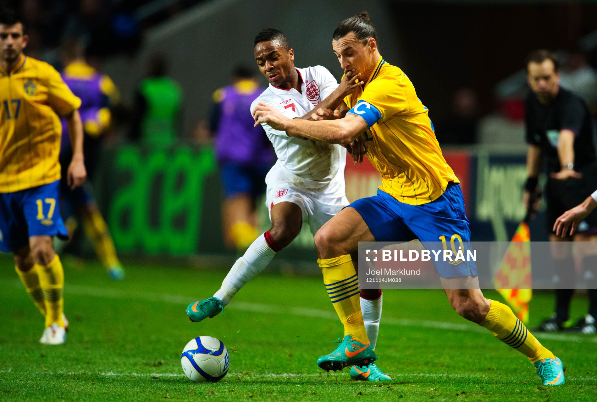Raheem Sterling, England, försöker stoppa Zlatan