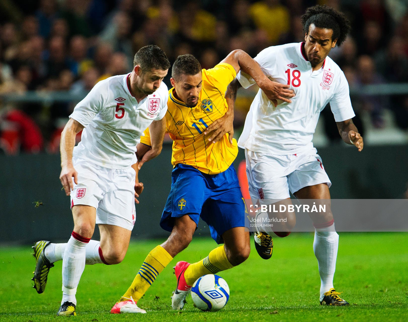 Gary Cahill och Tom Huddlestone, England, utmanas av
