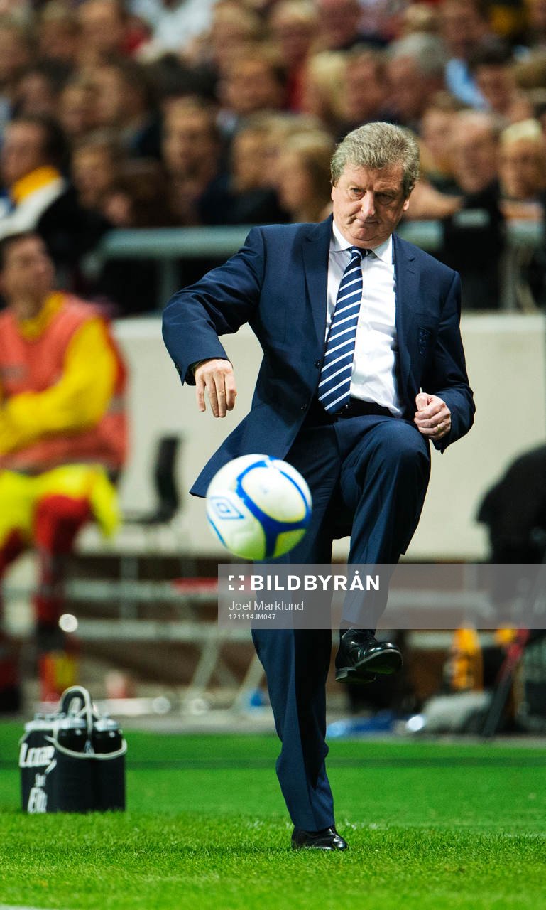 Roy Hodgson, förbundskapten England, sparkar bollen