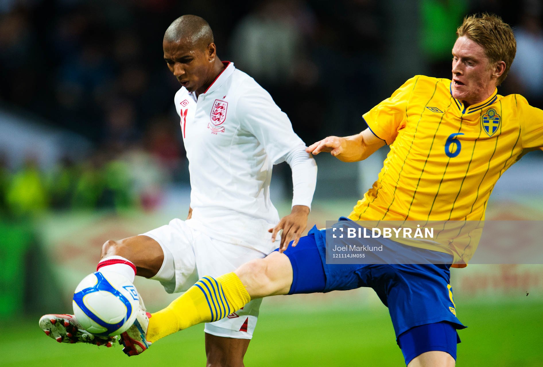 Ashley Young, England, utmanas av Rasmus Elm, Sverige