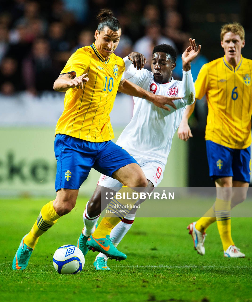 Zlatan Ibrahimovic, Sverige, utmanas av Danny Welbeck,