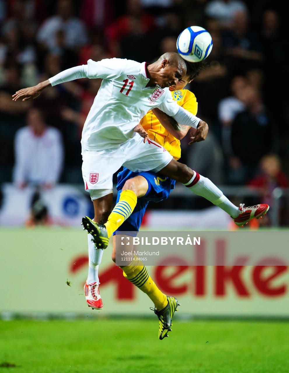 Ashley Young, England, vinner en luftduell mot Mikael