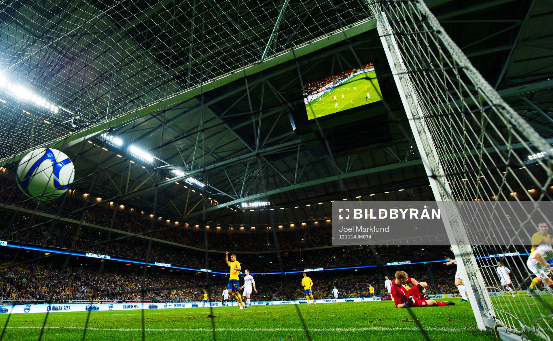 Zlatan Ibrahimovic, Sverige, gör 2-2 bakom Joe Hart,