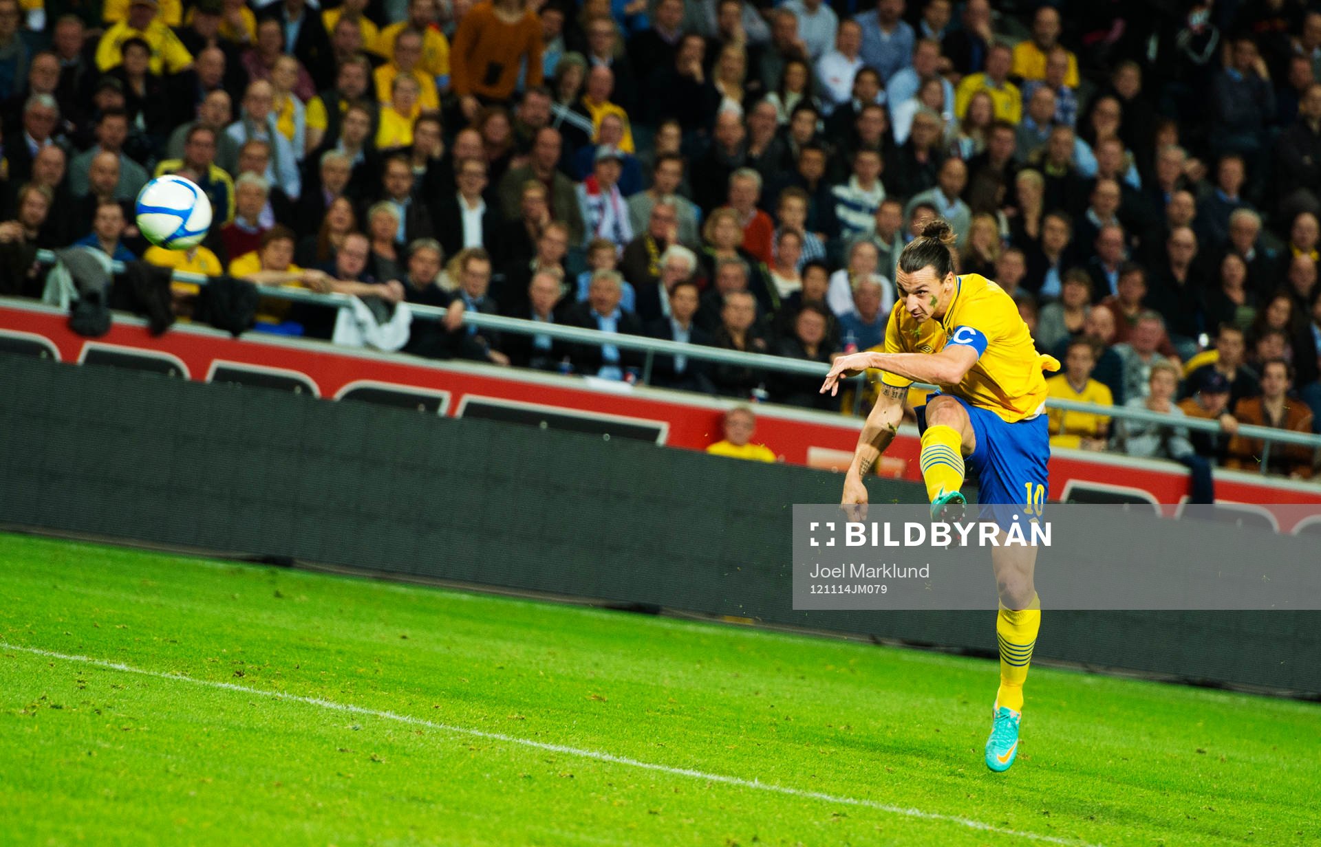 Zlatan Ibrahimovic, Sverige, skjuter