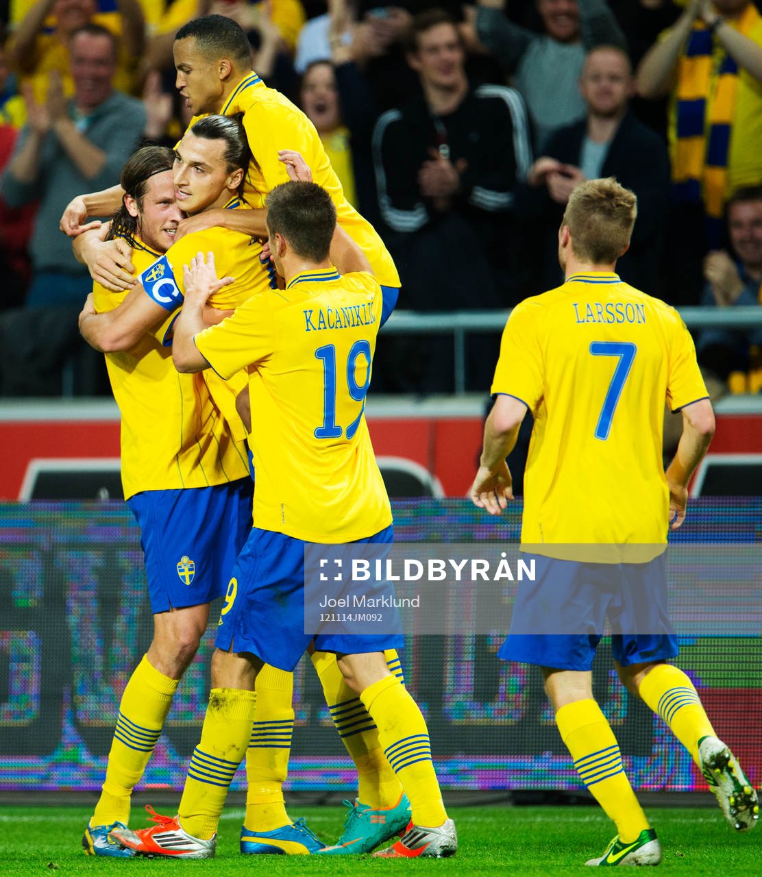 Jonas Olsson och Martin Olsson kramar om Zlatan
