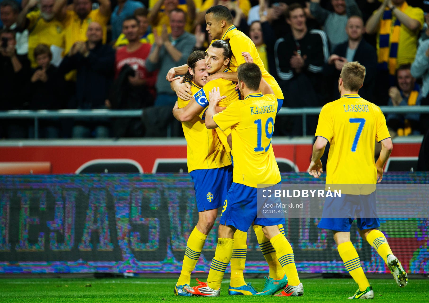 Jonas Olsson och Martin Olsson kramar om Zlatan