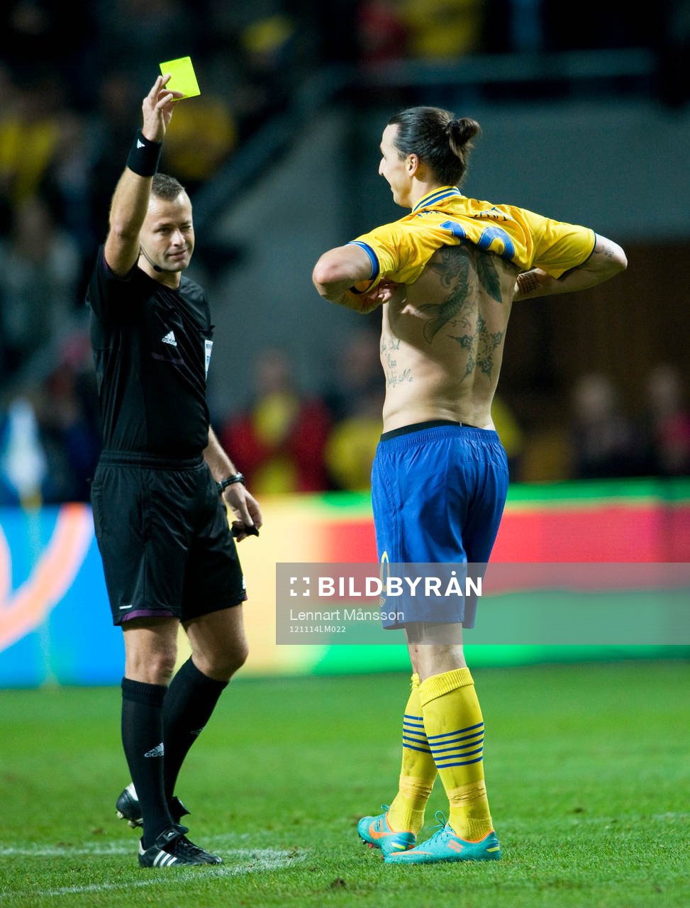 4-2, Zlatan Ibrahimovic, tar av tröjan och blir varnad av