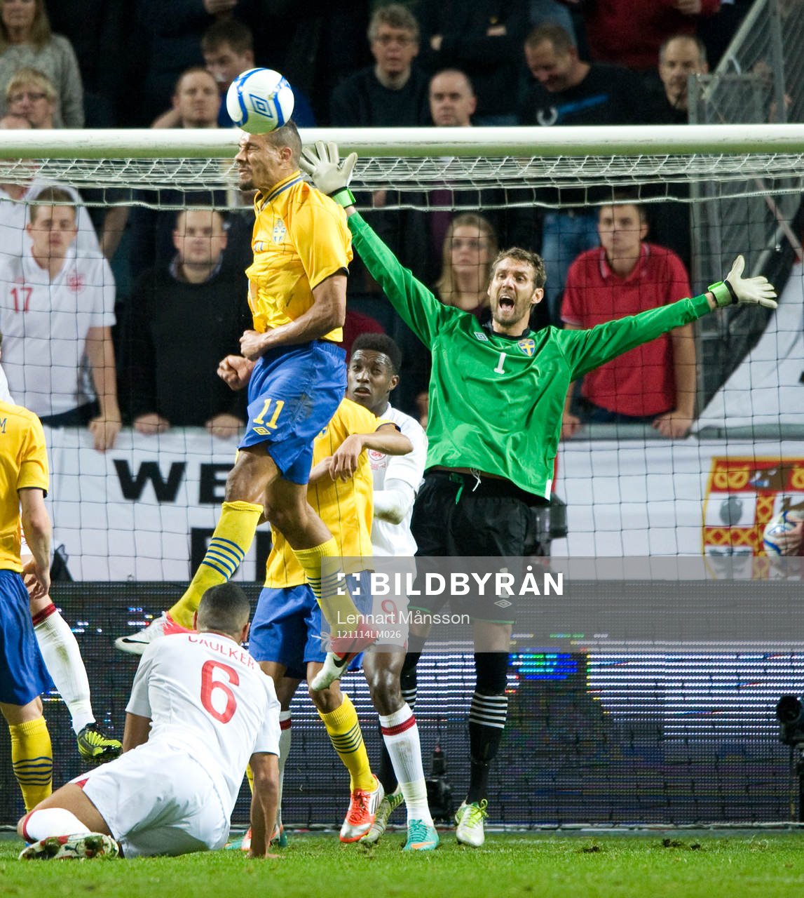 Andreas Isaksson får hjälp av Mathias Ranegie, Sverige