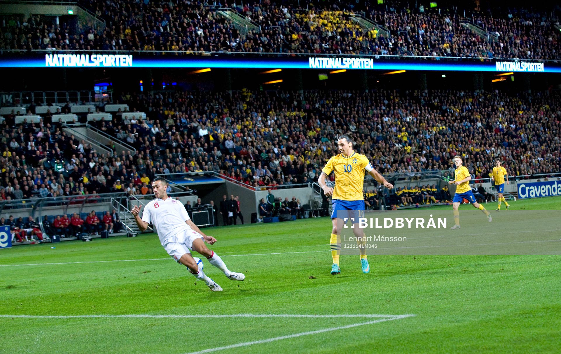 Sekunden före 1-0, bollen stannar på hälen och returen