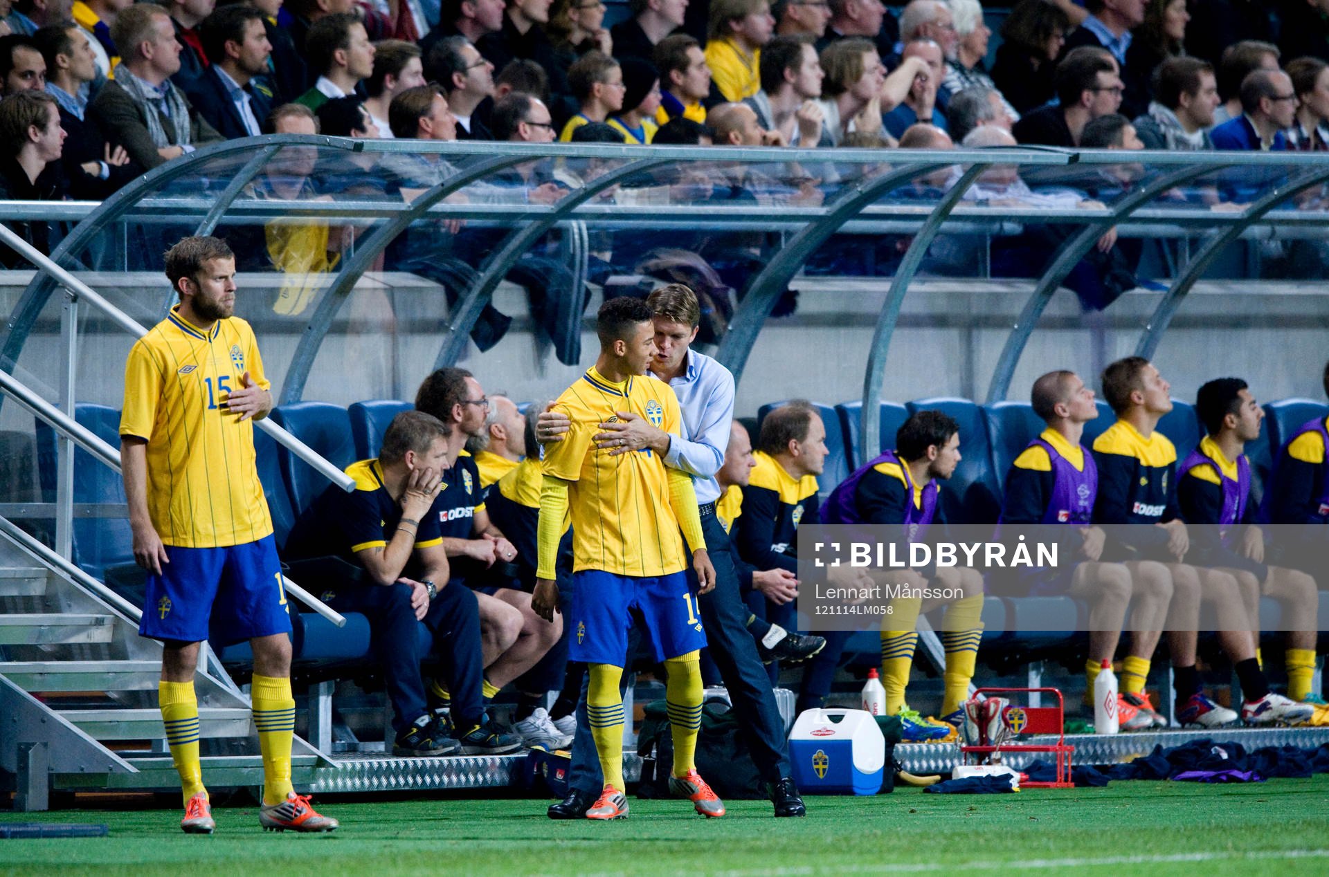 Marcus Allbäck önskar inhopparen Tobias Sana lycka till,