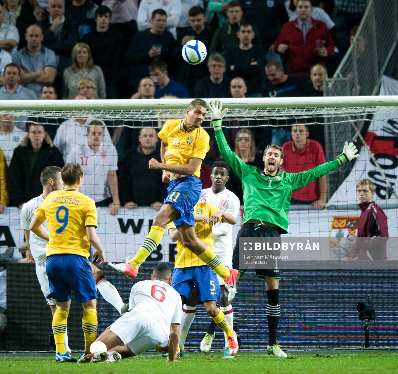 Andreas Isaksson får hjälp av Mathias Ranegie, Sverige