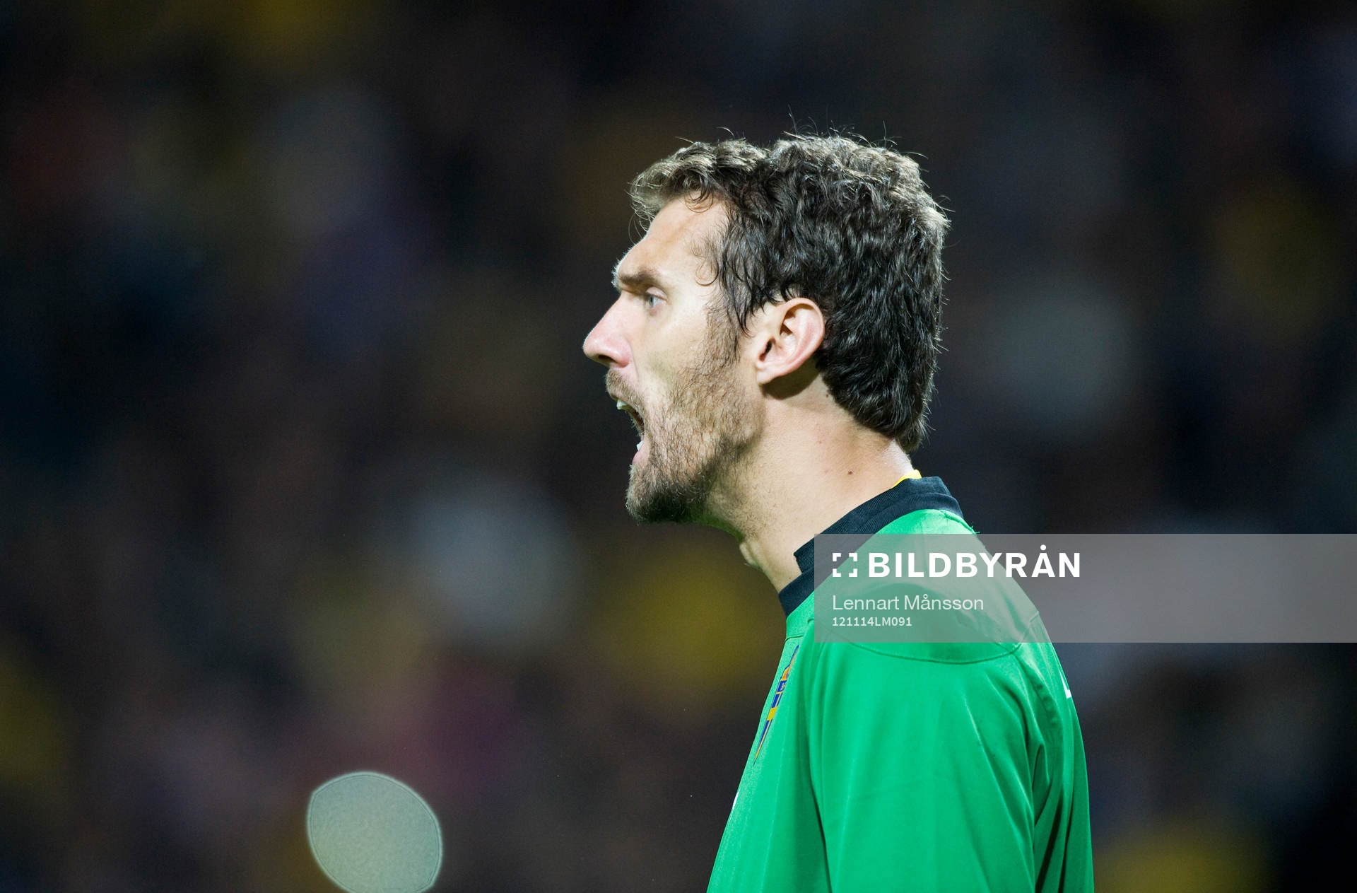 Andreas Isaksson, målvakt, Sverige, skriker och dirigerar