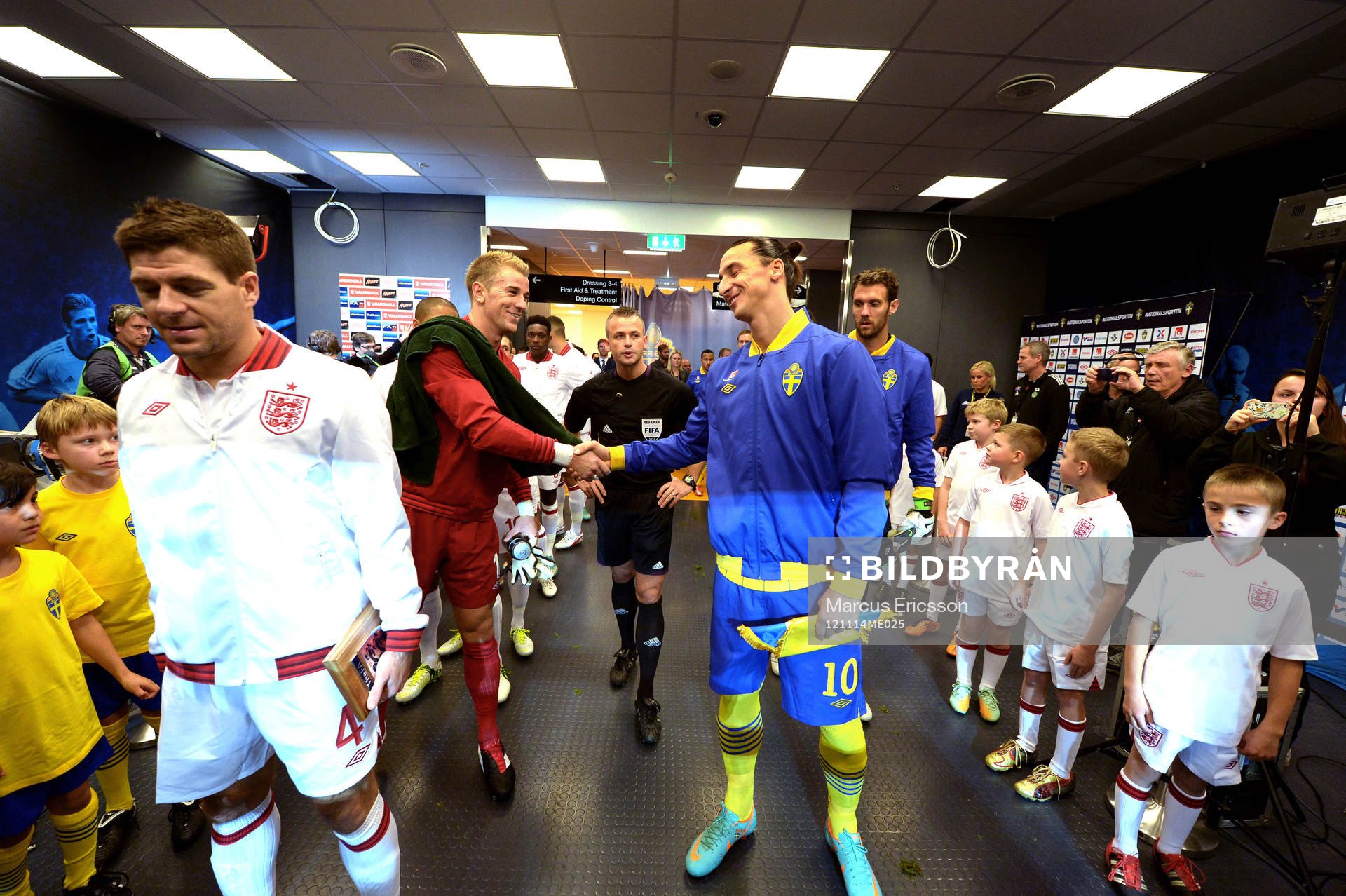 Zlatan Ibrahimovic, Sverige, hälsar på Joe Hart,
