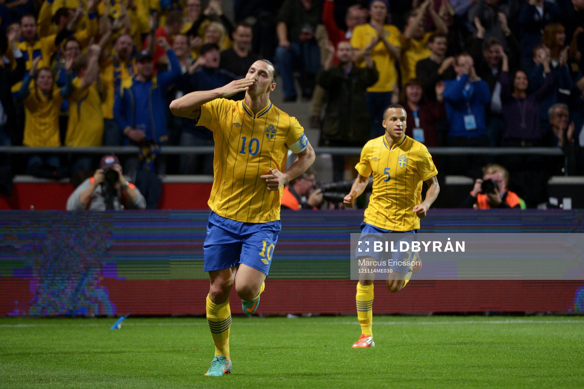 Zlatan Ibrahimovic, Sverige, gör 1-0 och första målet
