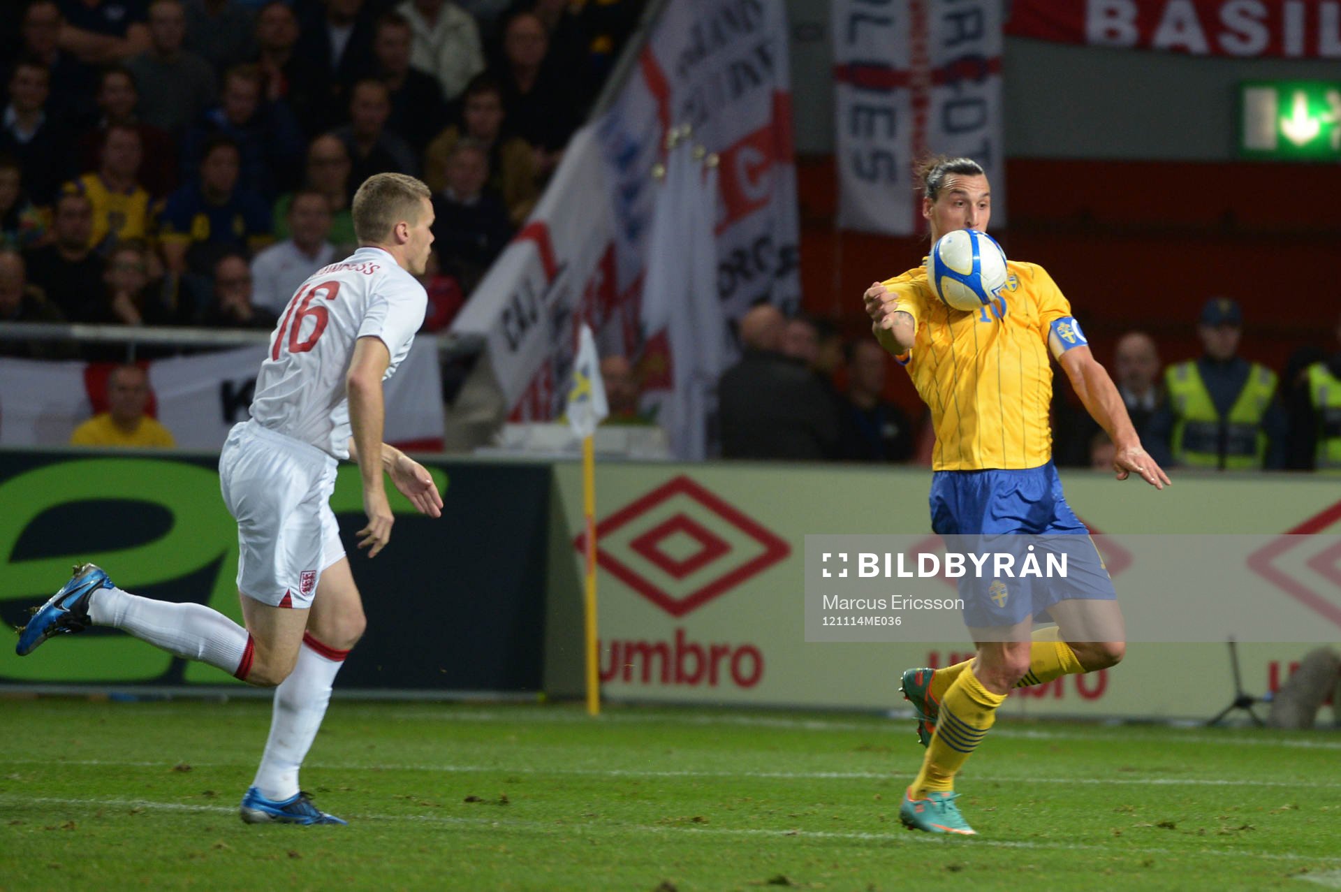 Zlatan Ibrahimovic, Sverige, tar ner bollen och gör 2-2