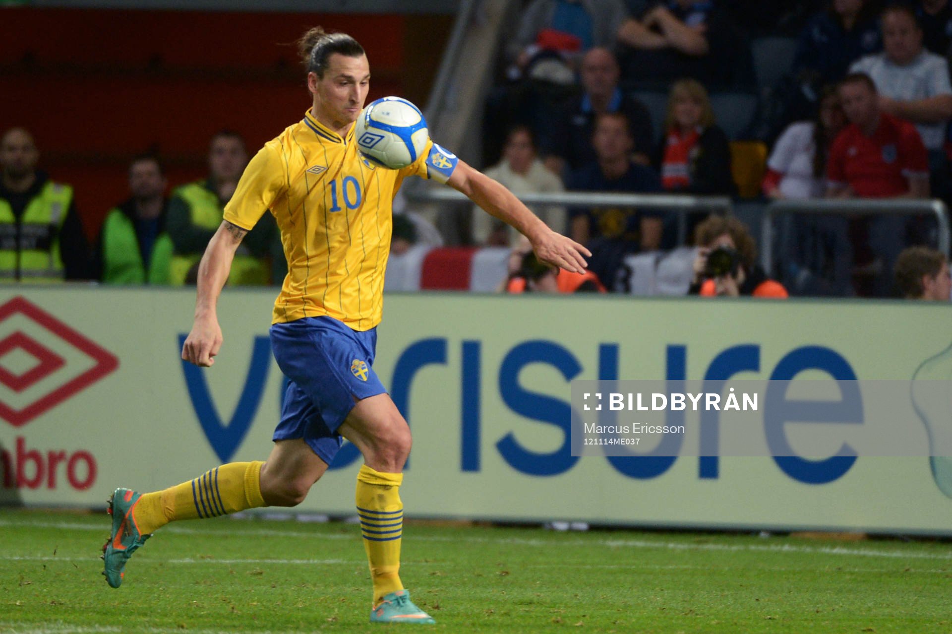 Zlatan Ibrahimovic, Sverige, tar ner bollen och gör 2-2