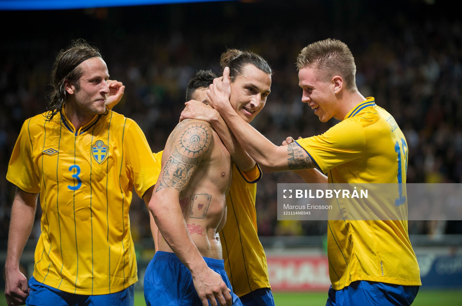 Zlatan Ibrahimovic kramas om av Jonas Olsson och Pontus