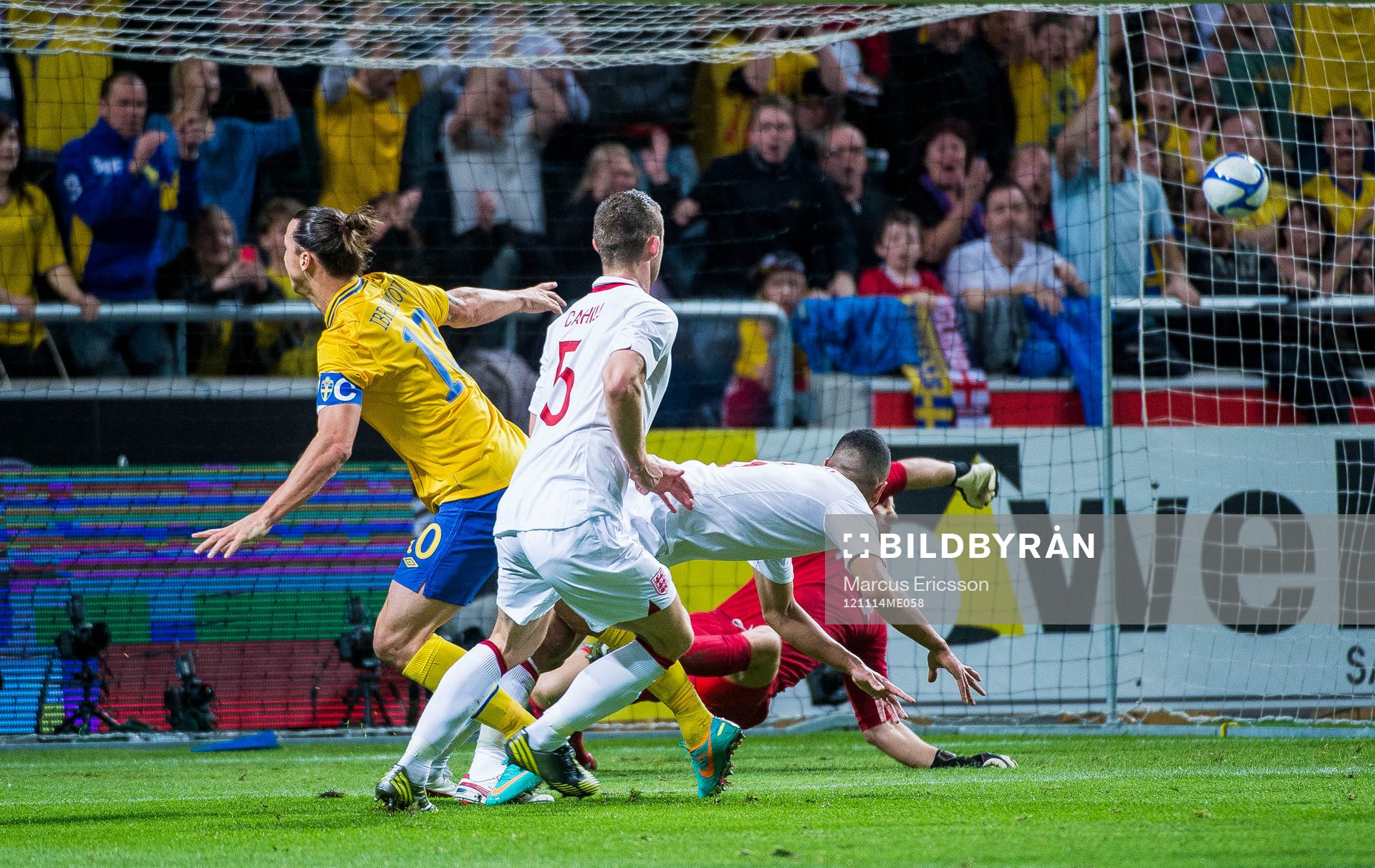 Zlatan Ibrahimovic gör det första målet någonsin, 1-0,