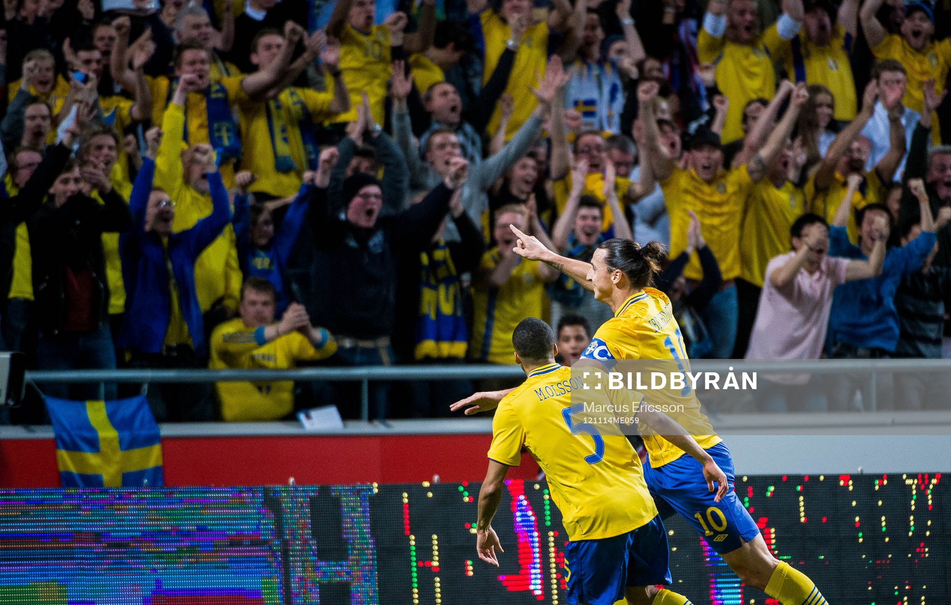 Zlatan Ibrahimovic gör det första målet någonsin, 1-0,