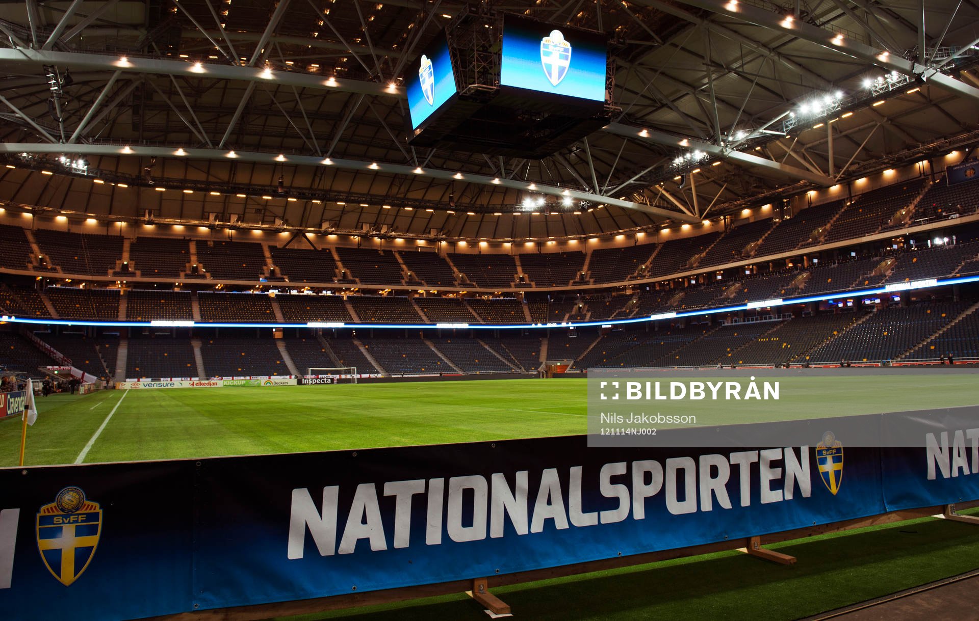 Friends Arena gapar tom några timmar innan match