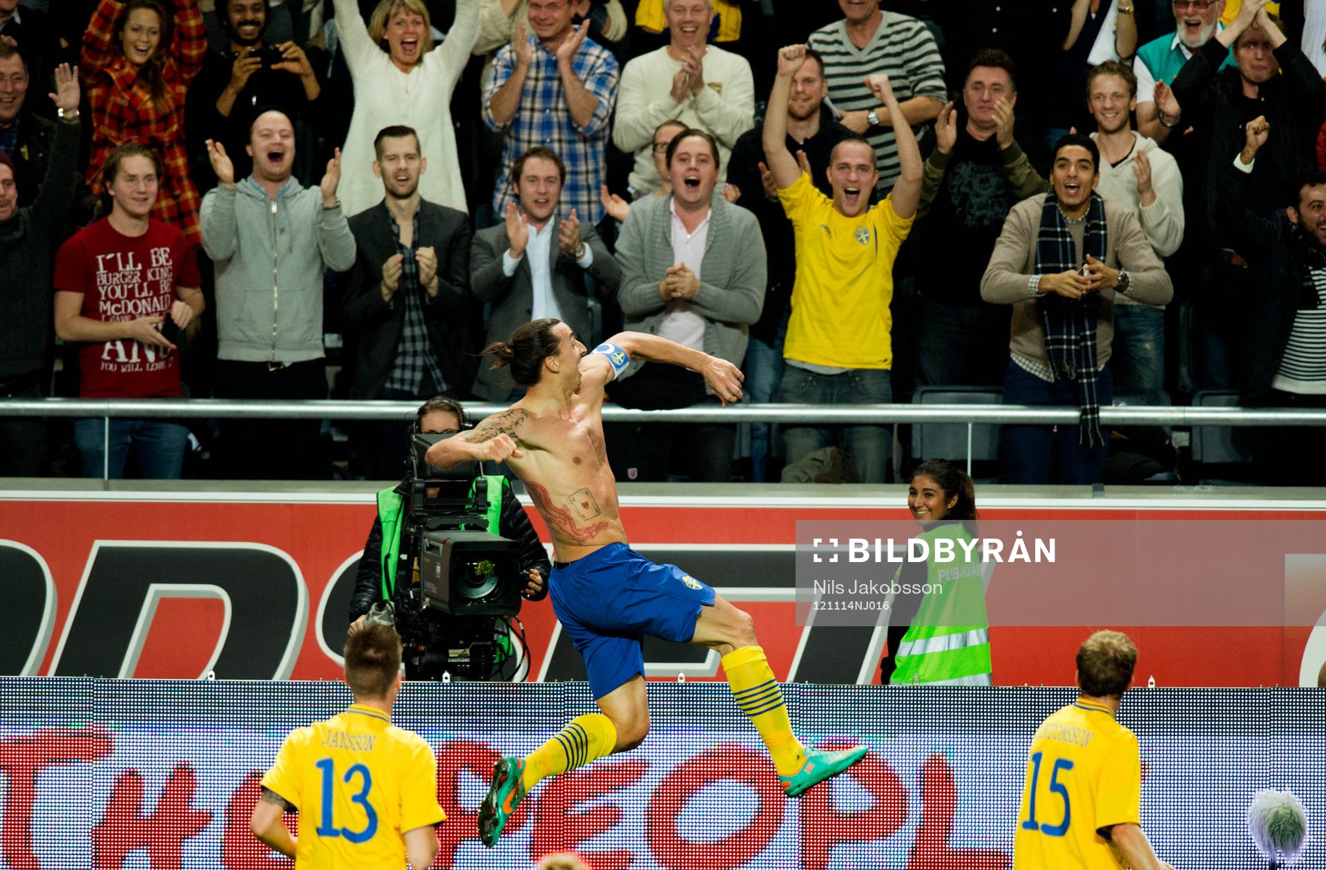 Zlatan Ibrahimovic, Sverige jublar och tar av sig tröjan