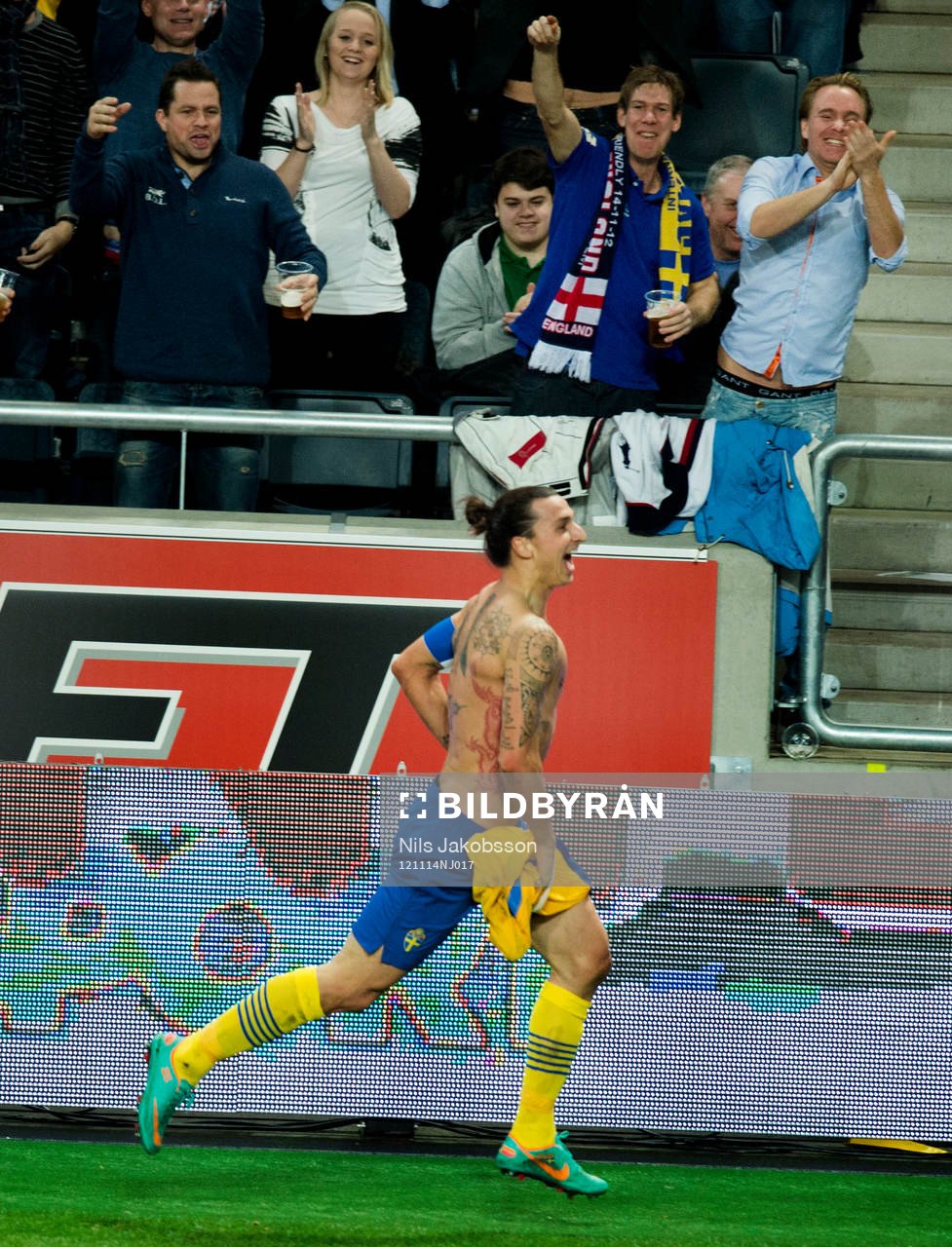 Zlatan Ibrahimovic, Sverige jublar och tar av sig tröjan