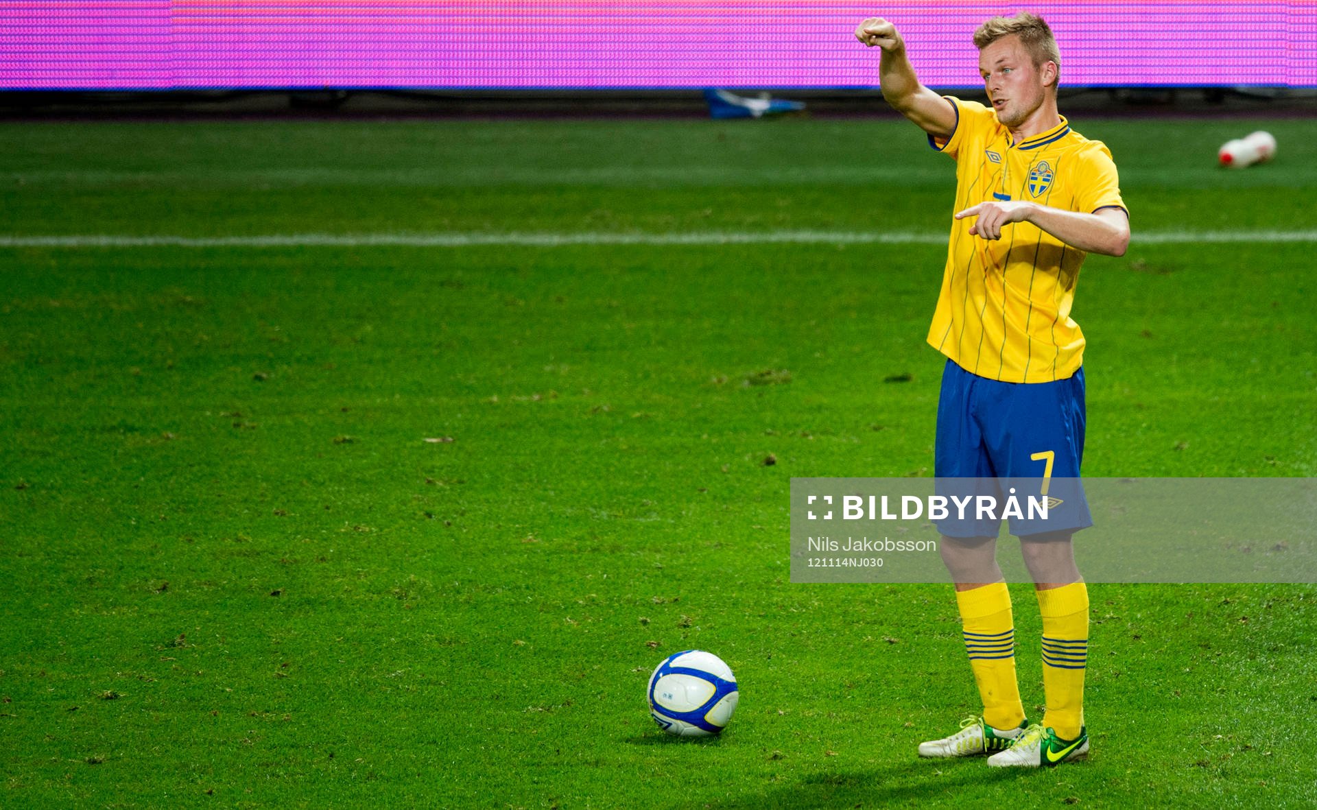 Sebastian Larsson, Sverige pekar och ställer