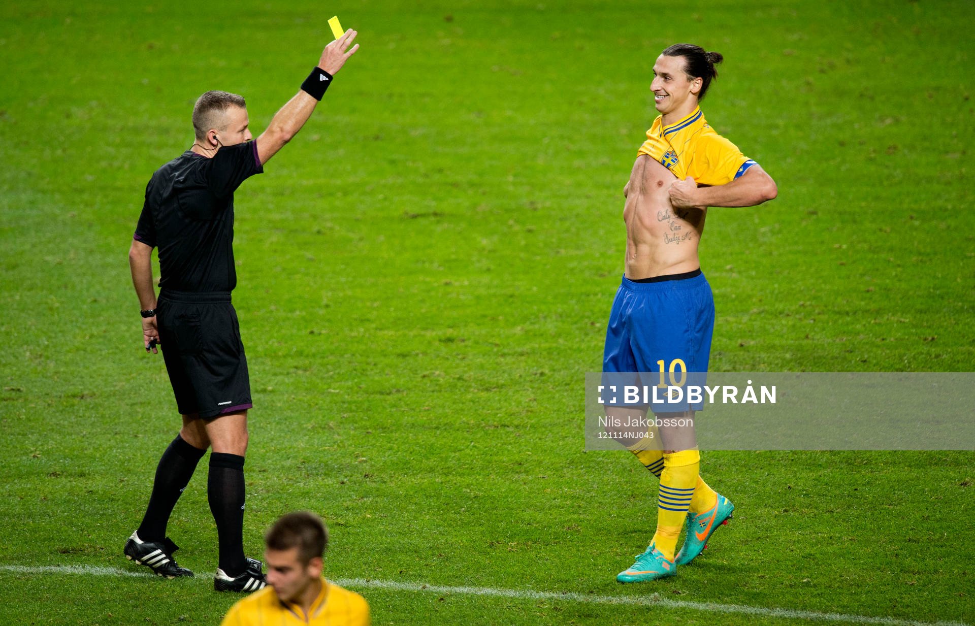 domaren ger Zlatan Ibrahimovic, Sverige, en varning