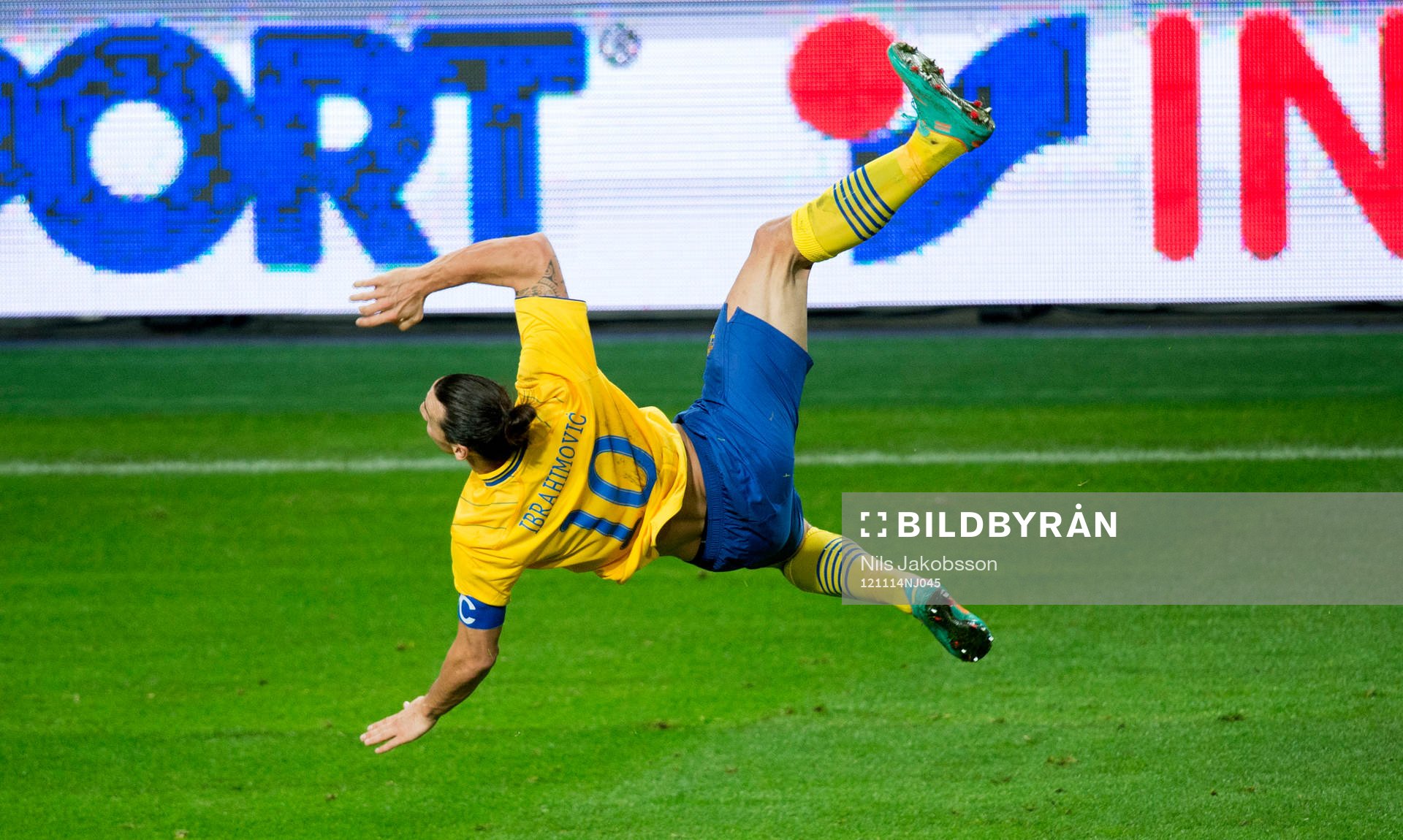 Zlatan Ibrahimovic, Sverige har precis skickat iväg bollen