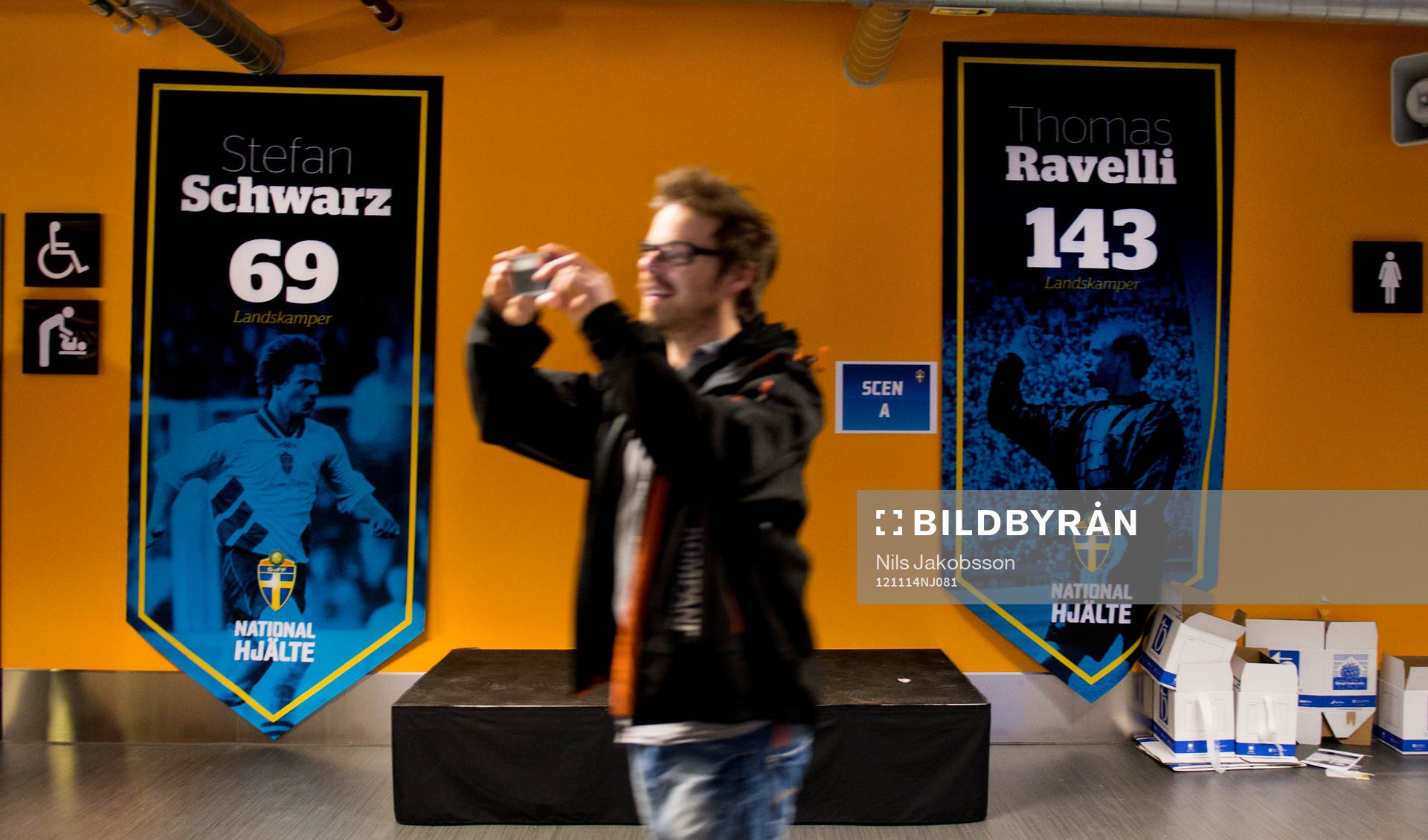 Nationalarenans hospitality klubb 94, En person fotar i