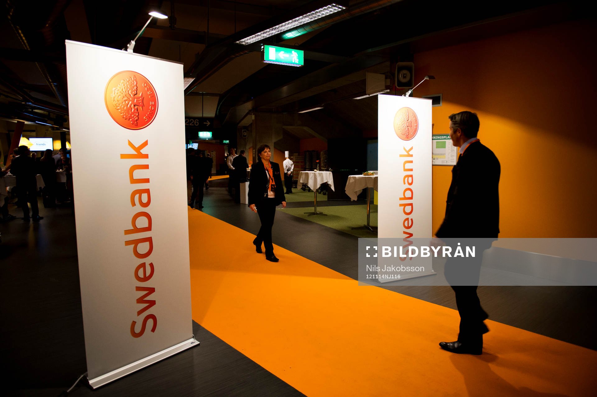Swedbank har rullat ut en orange matta