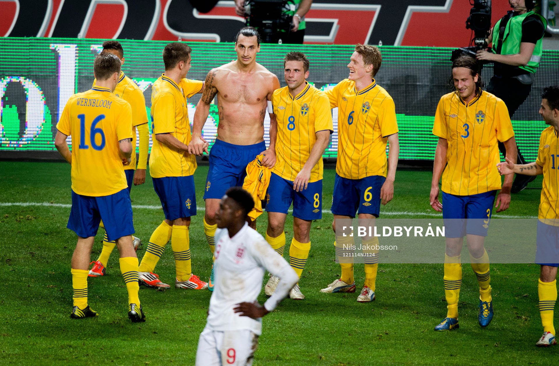  Pontus Wernbloom, Alexander Kacaniklic, Zlatan Ibrahimovic, Anders Svensson, Rasmus Elm, Jonas Olsson, Sverige jublar. 