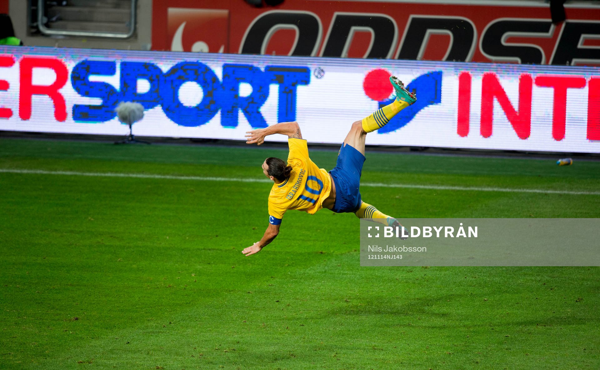 Zlatan Ibrahimovic, Sverige har precis skickat iväg bollen