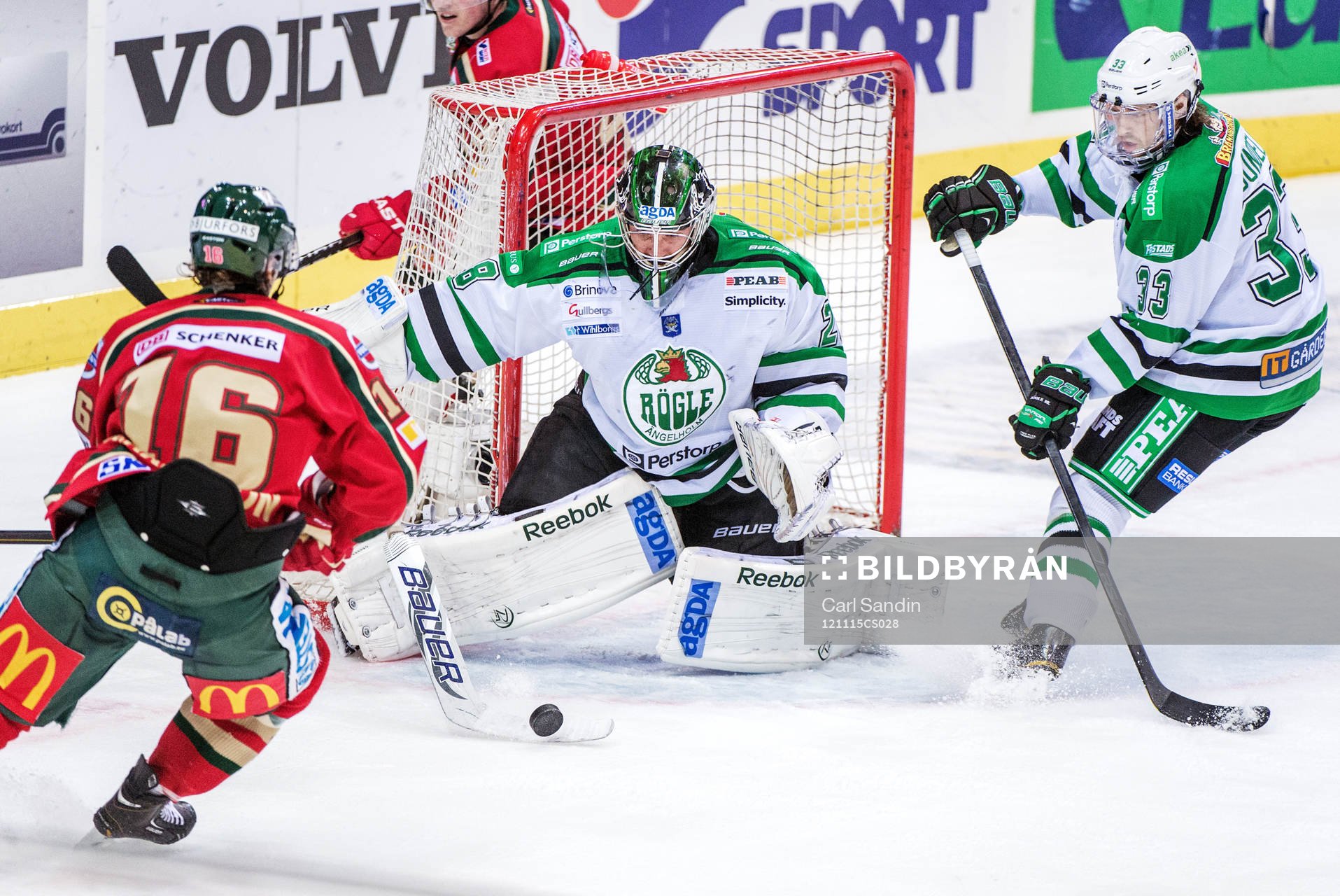 Martin Gerber, målvakt, Rögle, petar undan pucken med