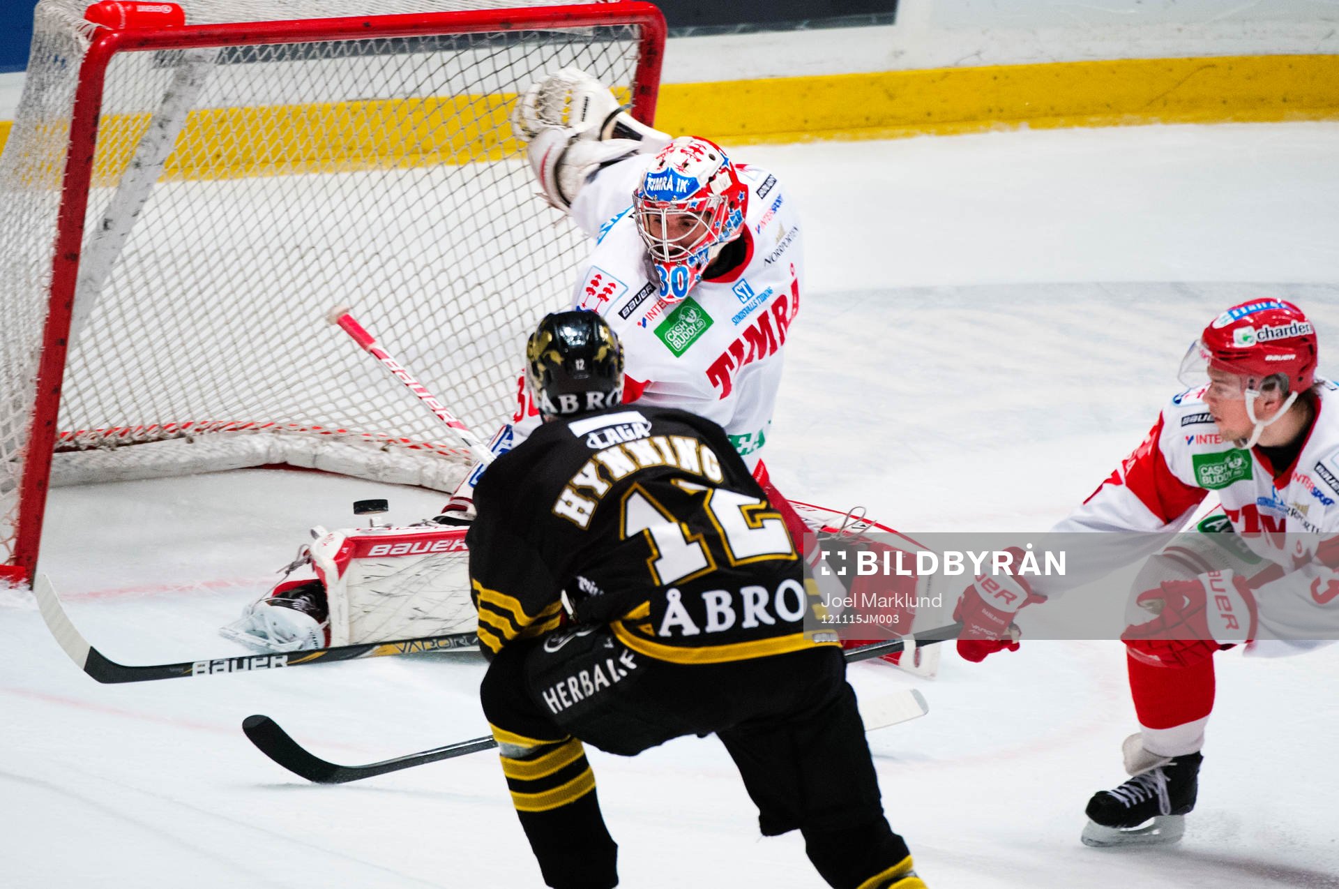 Daniel Bellissimo, målvakt, Timrå, räddar ett skott