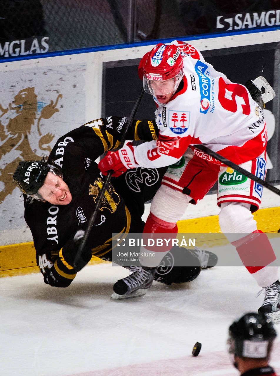 Josh MacNevin, AIK, blir tacklad av Robin Sterner, Timrå