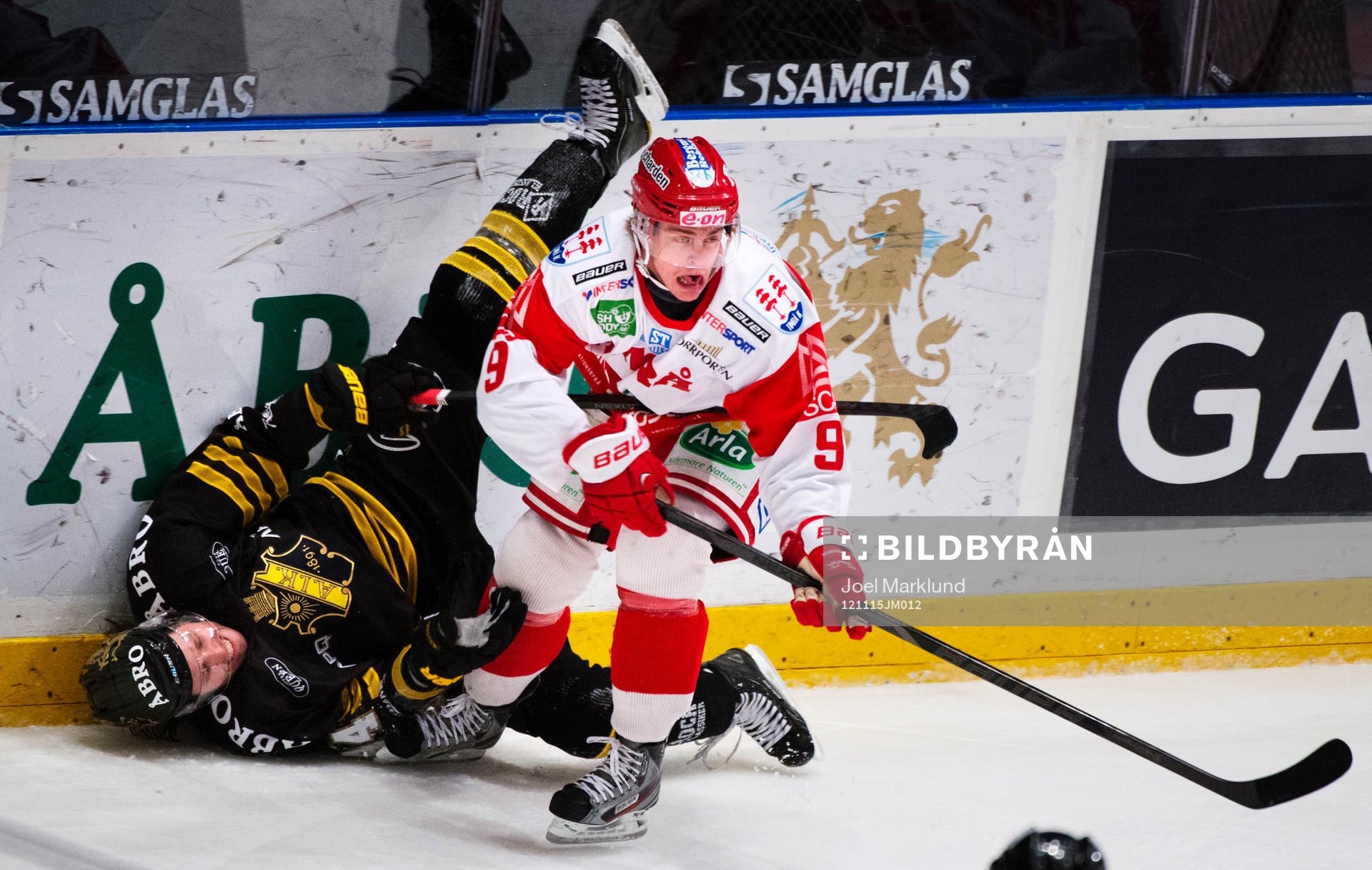 Josh MacNevin, AIK, blir tacklad av Robin Sterner, Timrå