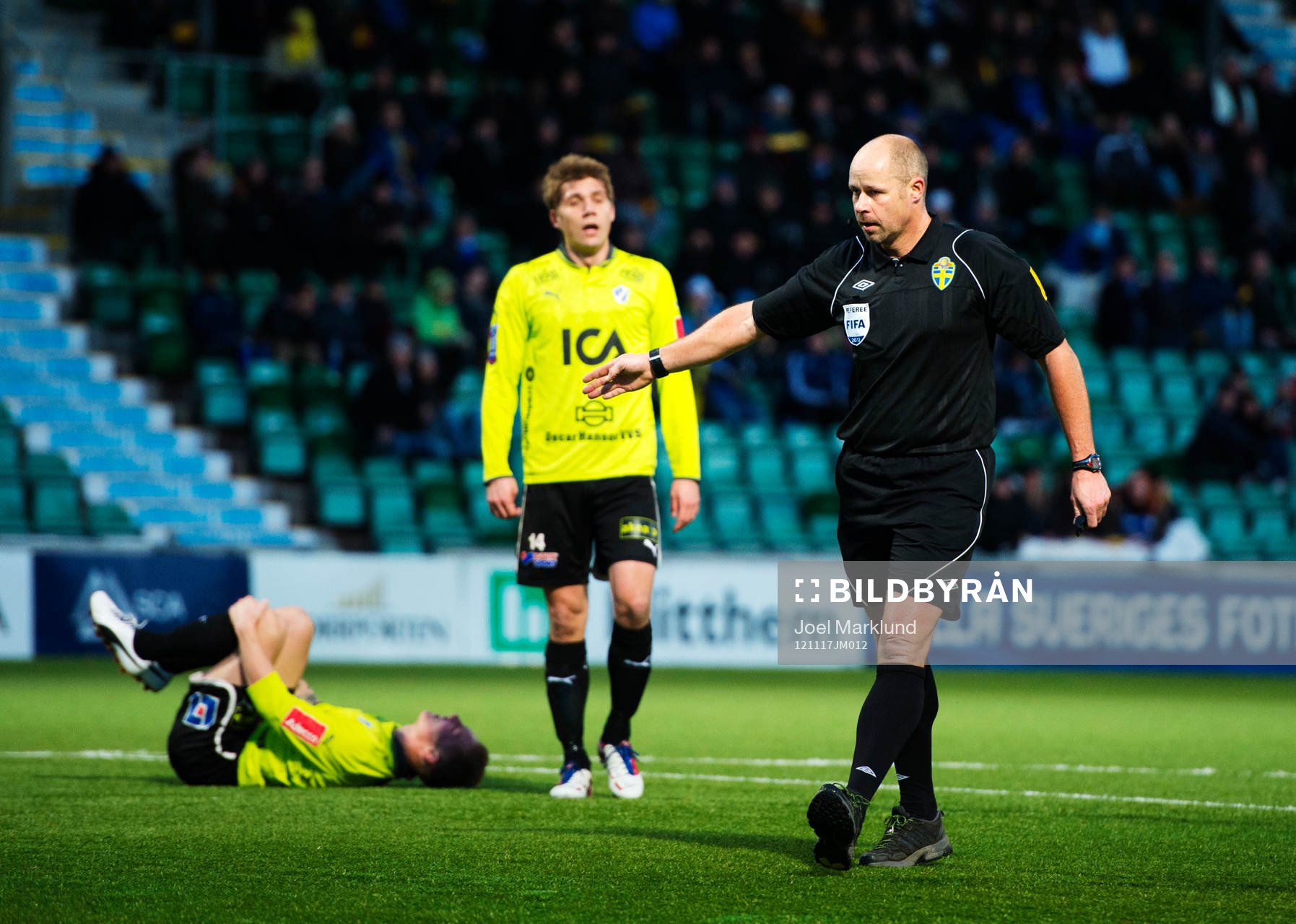Martin Hansson, domare, delar ut straffspark till Halmstad