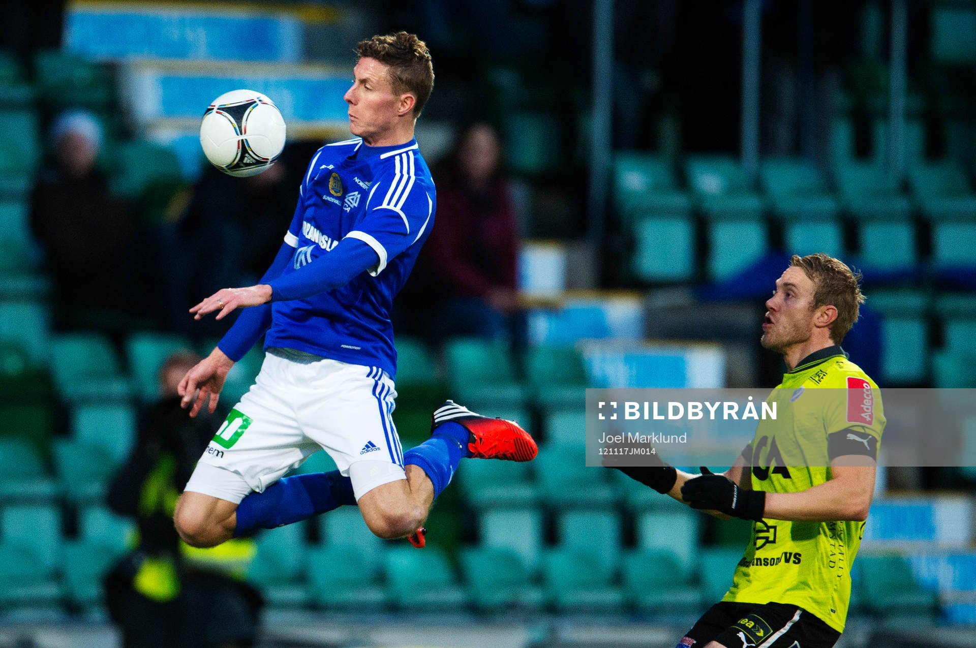 Johan Eklund, Sundsvall, vinner bollen i luften